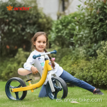 Equilibrar la bicicleta de juguete con nuestro scooter sin pedal